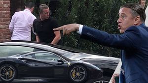 Reghe face ravagii prin București cu noul Ferrari de 300.000 €!