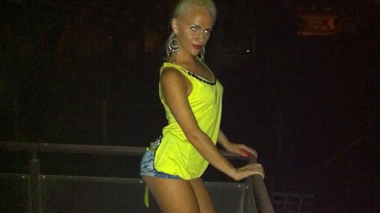 Este blonda, sexoasa si stie sa-si imite idolul! Anda Adam are o sosie destul de reusita in Cluj-Napoca! Imagini sugestive!