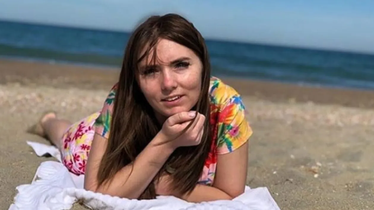 Nici măcar machiajul nu îi mai ascunde vânătăile! Detaliul șocant văzut de internauți, la o poză cu Vulpița de la Acces Direct