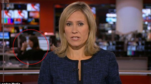 Gafe de proportii la BBC! Jurnalistii, surprinsi in timp ce se scobesc in nas, se bat sau cască IN DIRECT