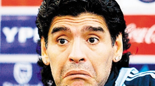 Maradona, catre un suporter care s-a luat de iubita lui: "Daca te iei de femeia mea, te voi cauta..."