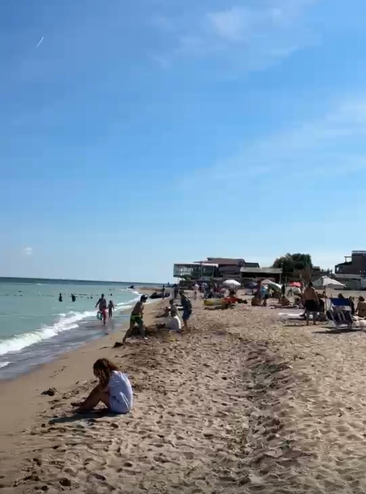Vama Veche, ca în mijlocul verii pe 19 septembrie! Turiștii fac plajă și baie, iar apa e ca în Grecia