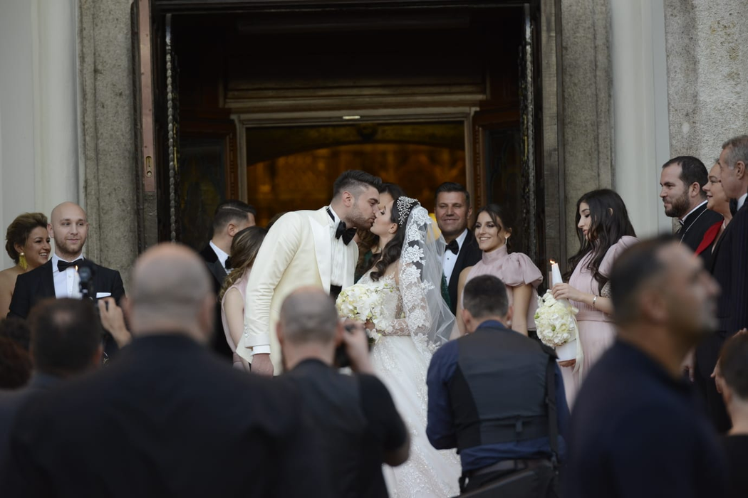 Sărutul mirilor i-a emoționat pe toți cei prezenți