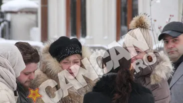 Sotia lui Emil Hossu, in lacrimi, la capataiul lui! Primele imagini de la biserica unde a fost depus corpul neinsufletit al actorului