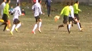 VIDEO In ligile inferioare de fotbal din Romania, mai periculos decat in ringul de box! Arbitru batut si fugarit de un jucator cu nervii la pamant