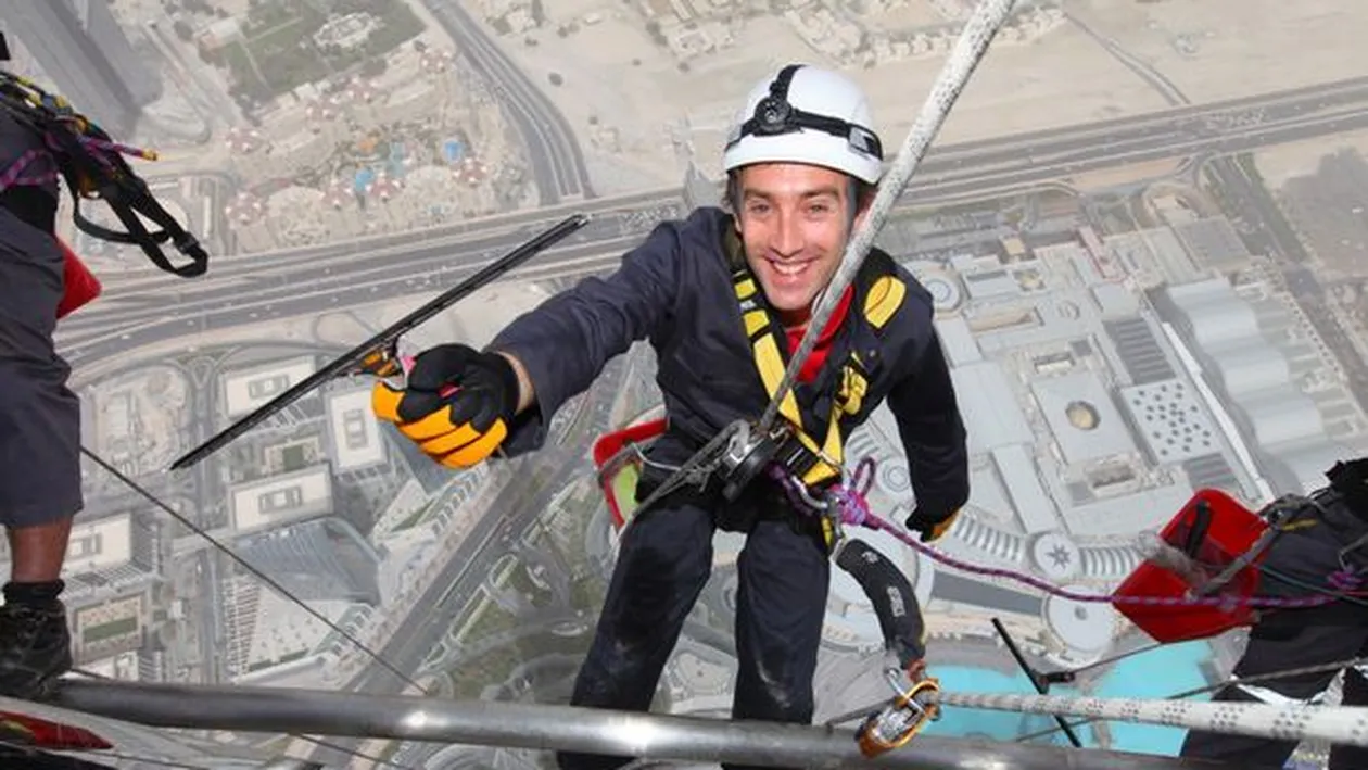 Meserie la mare inaltime! Povestea incredibila a celor care spala geamurile celei mai inalte cladiri din lume