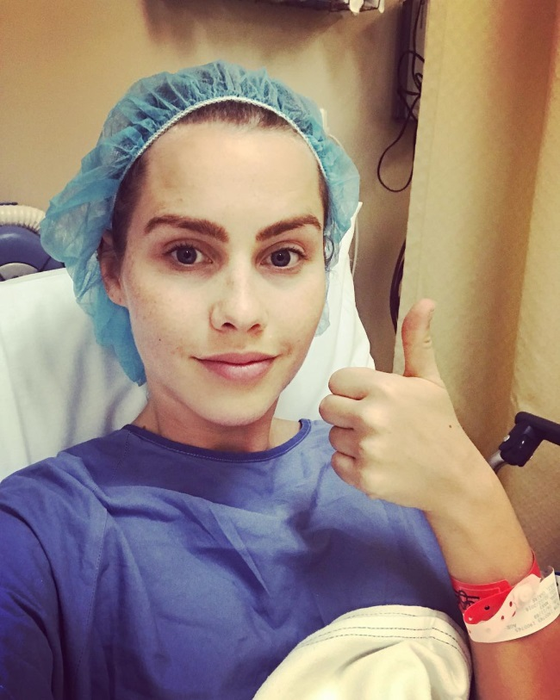 La începutul lui 2018, Claire Holt a pierdut o sarcină. Această poză a fost realizată în sala de operații în ziua în care a făcut avort, după ce a primit vestea tristă de la medici: “Inima bebeluşului meu a cedat” © Instagram
