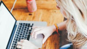 Tinerii români, pe ultimul loc în UE la competențe digitale!