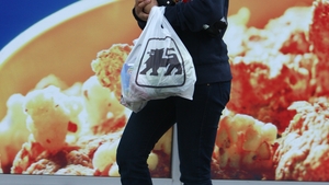 Nadine a iesit la magazinul de la bloc dupa lapte pentru copil, dar a plecat in oras tinandu-se de mana cu o femeie!