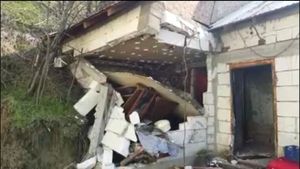 Locuitorii din Slatina trăiesc un coșmar după alunecarea de teren. Acuzații la adresa autorităților: ”Ne aruncă fix ca pe câini”