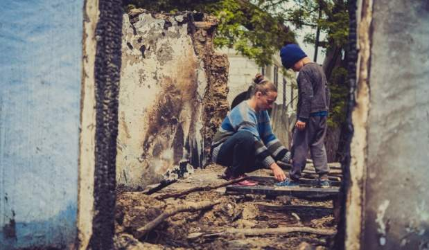 Imagini sfâșietoare cu băiețelul din Botoșani care plânge după adidașii arși în casa mistuită de flăcări