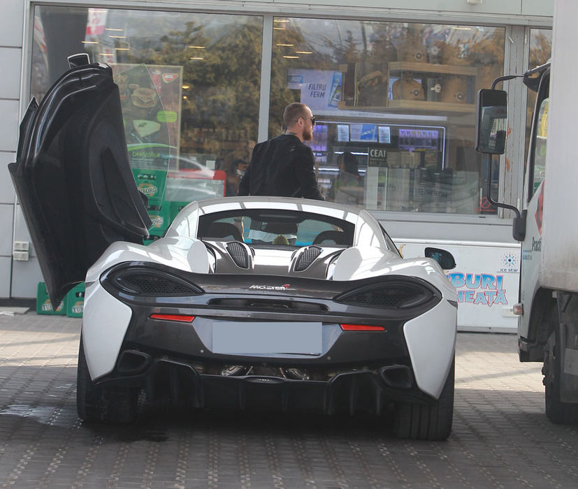 Denis Alibec a coborât în papuci la benzinărie ca să facă plinul McLaren-ului de 170.000 €