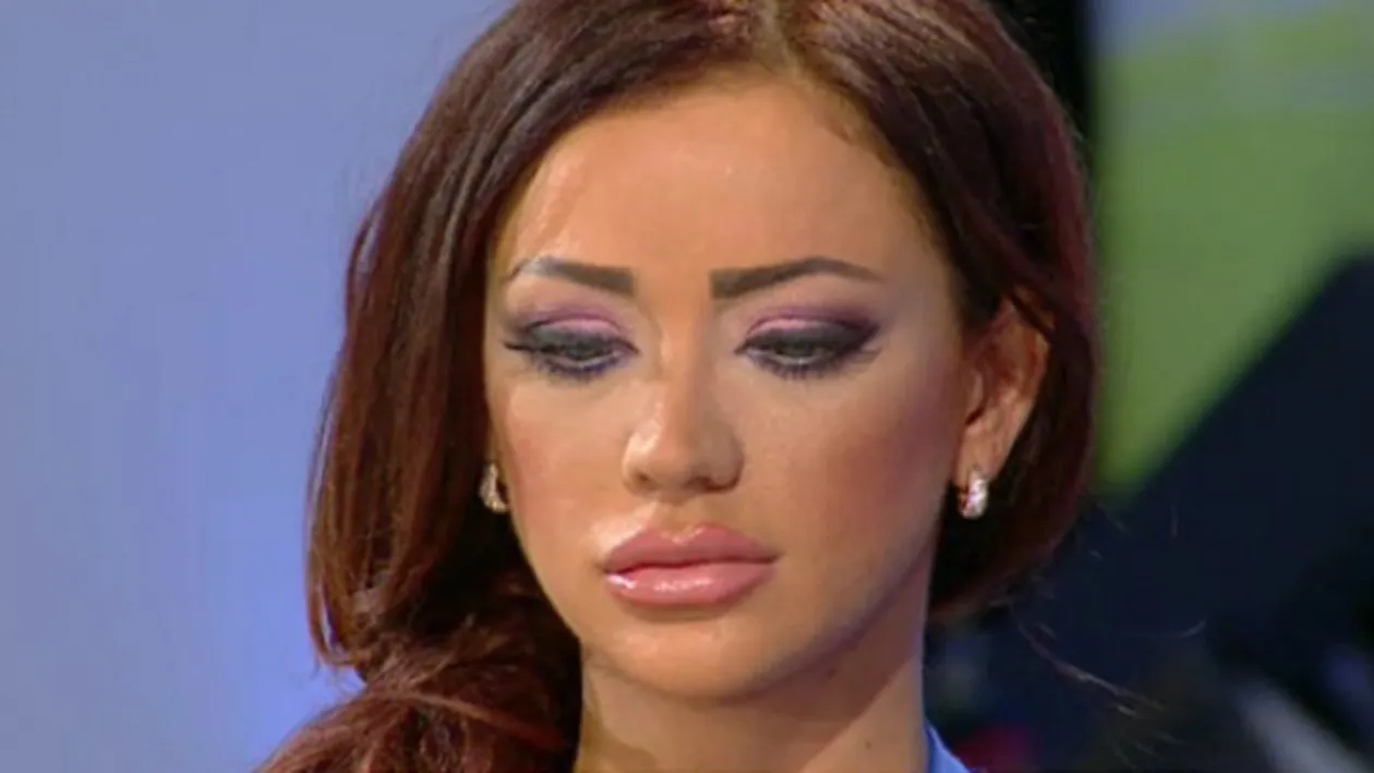 Bianca si-a facut o poza selfie cu 2 ore inainte de divort! Detaliul STANJENITOR din casa roscatei care i-a scapat