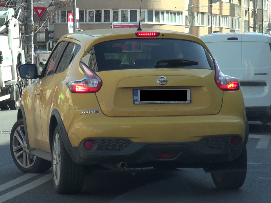 Bruneta s-a grăbit şi a încălcat câteva reguli de circulaţie