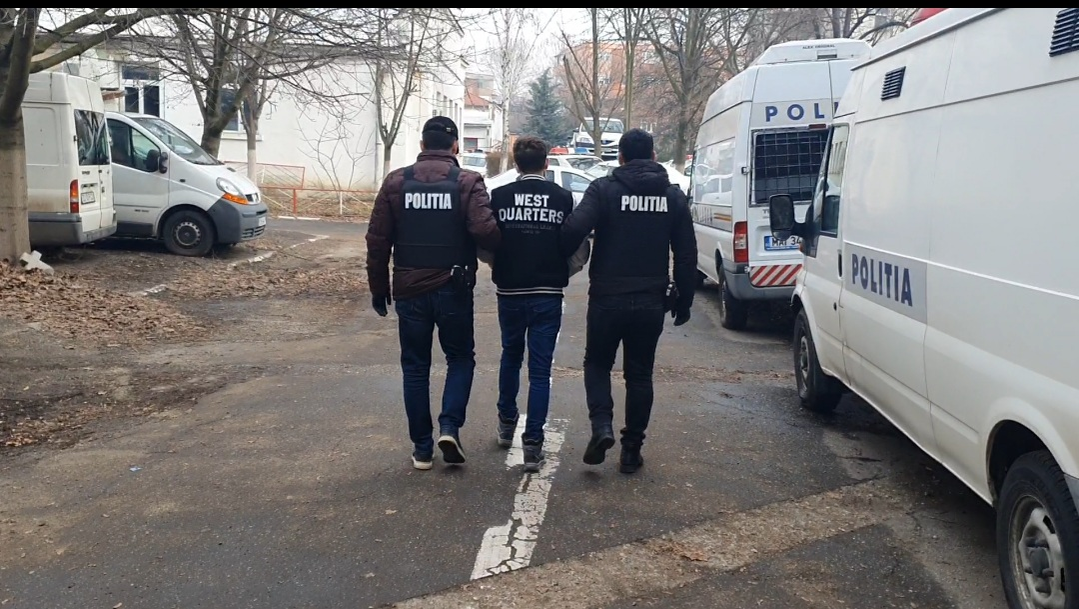 Polițiștii craioveni i-au prins pe bărbații care au furat bijuterii de 475.000 de lei: “Au avut un plan bine pus la punct” | VIDEO
