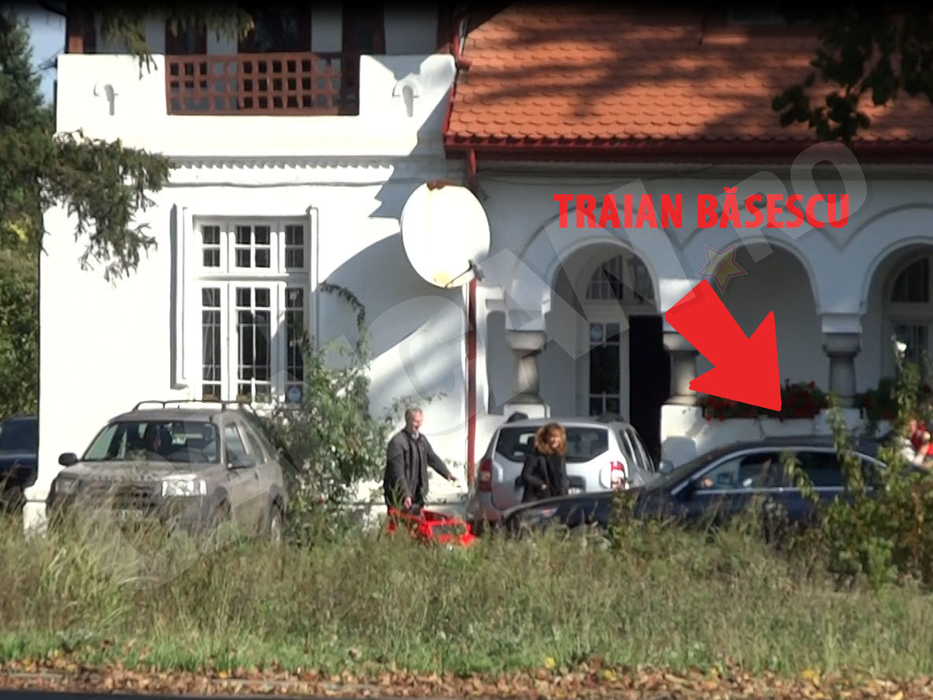 Imagini fabuloase realizate de CANCAN.ro cu super-bunicul Băse. S-a jucat ”de-a v-aţi ascunselea” cu nepoţelul în parcare!