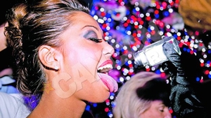 Iubita lui Usher, "tepuita" de Van Damme! L-a asteptat in zadar cu sare si... tequila