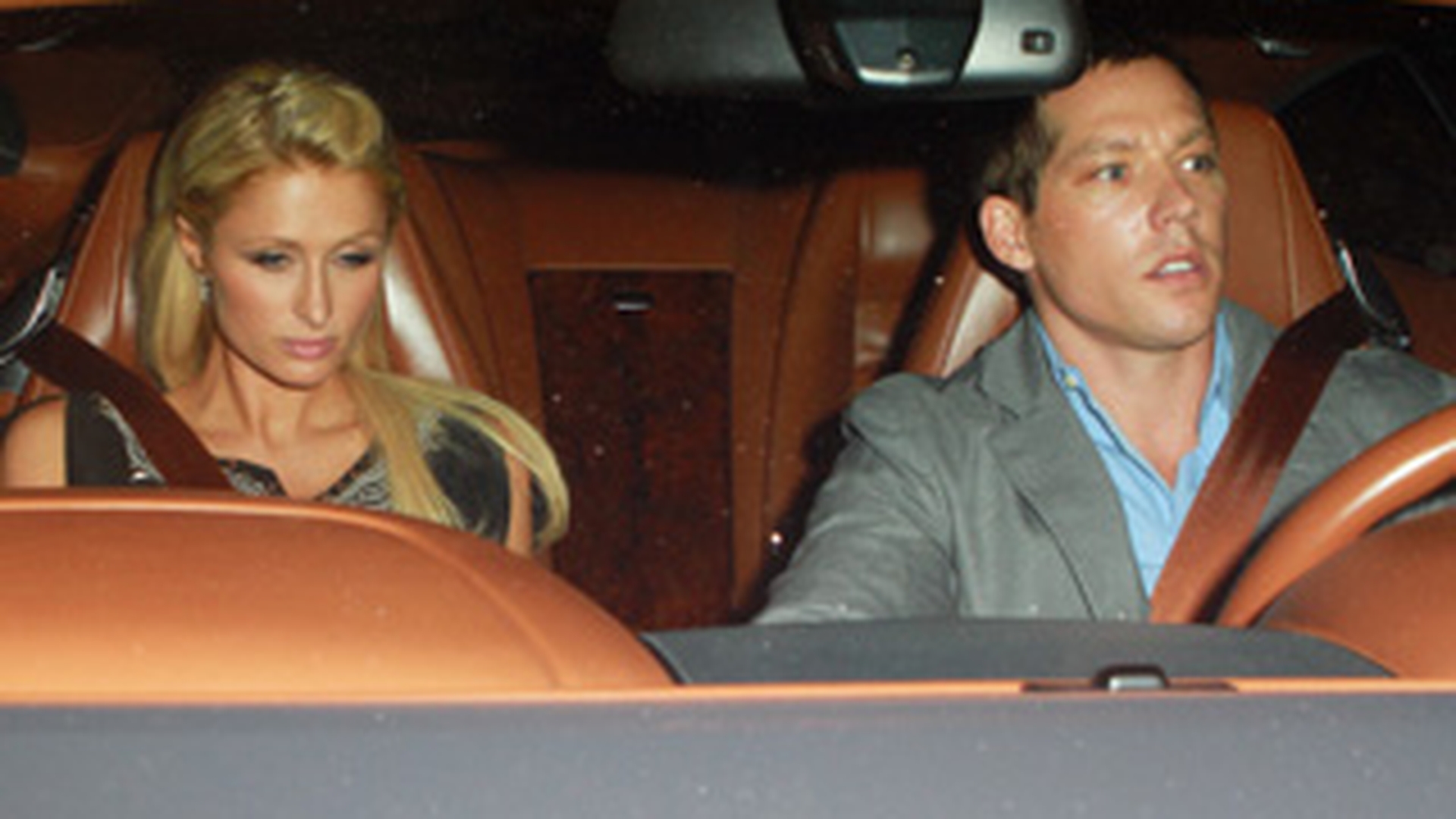 Paris Hilton si iubitul ei au dat cu masina peste un paparazzo