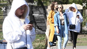 Alexandra Stan are ”tabieturi” de mega-vedetă… S-a camuflat la plimbarea cu fetele prin parc!