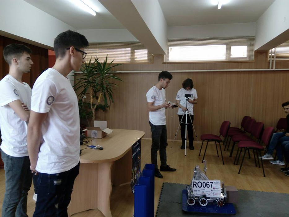 Robotul face demonstrație după demonstrație