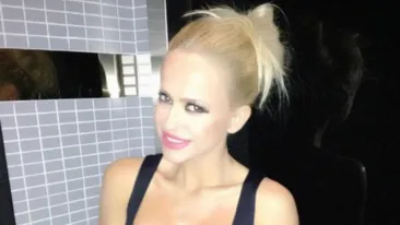 Anda Adam şi-a înnebunit fanii de pe Facebook la primele ore ale diminetii! Şi-a arătat sânii enormi in cea mai decoltată rochie