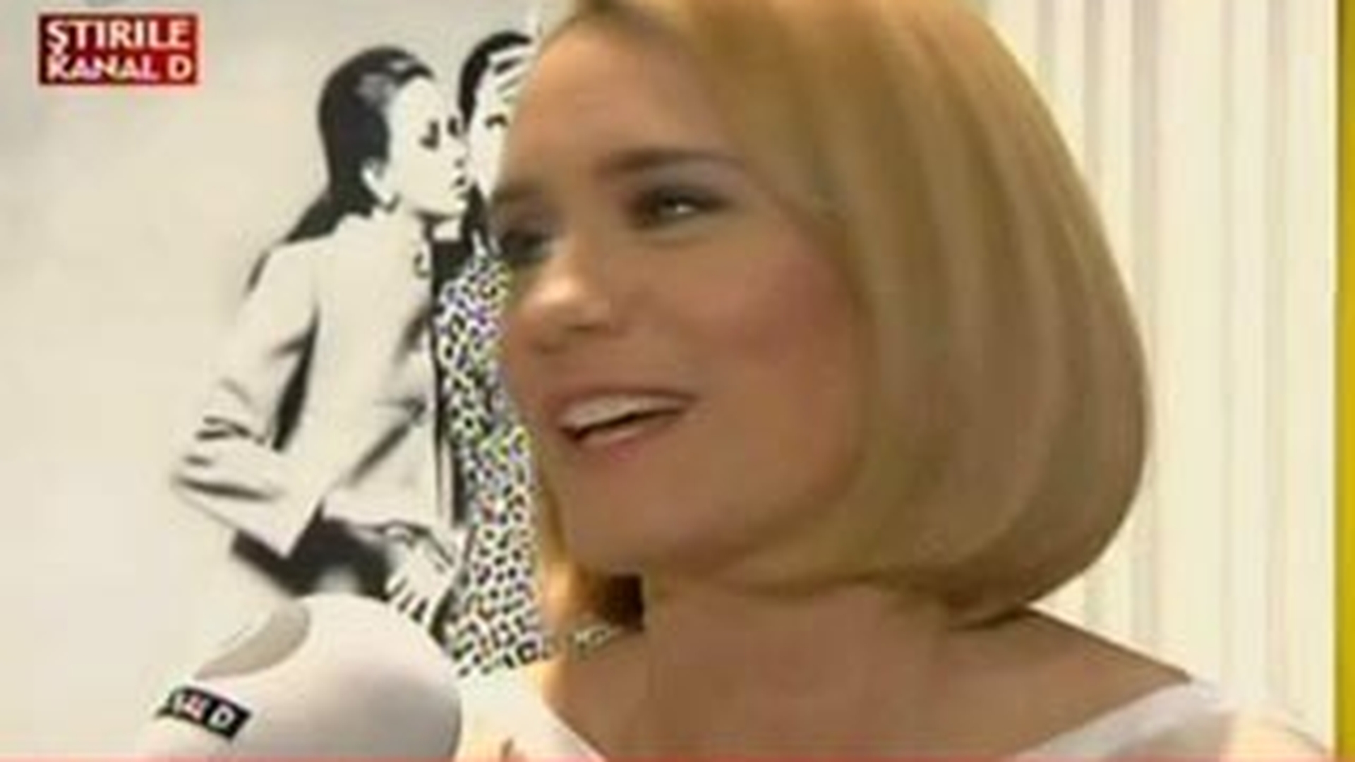 VIDEO Te-ai uitat azi la stiri, dar sigur ti-a scapat acest detaliu! Andreea Esca si-a facut doua desene pe interiorul mainilor! Vezi ce si-a "tatuat"