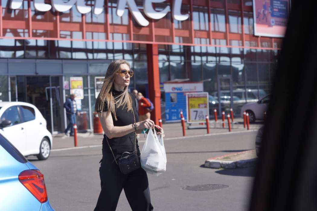 Romanița Iovan a mers la farmacie, de unde și-a cumpărat cosmetice (Foto: CANCAN.RO)