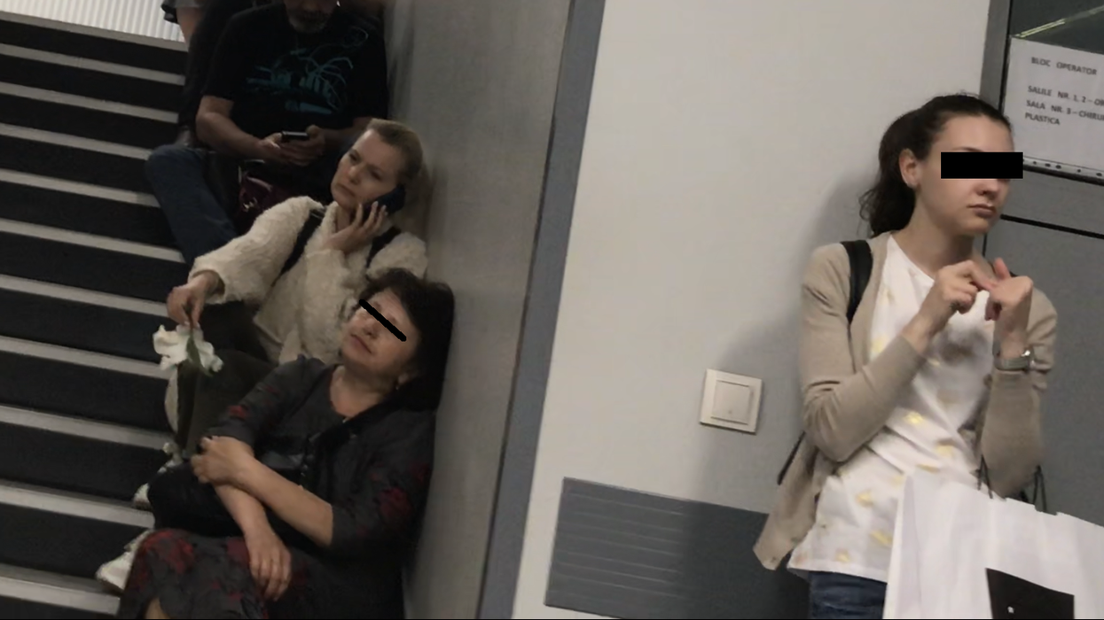Simona Secrier așteaptă vești din sala de operații