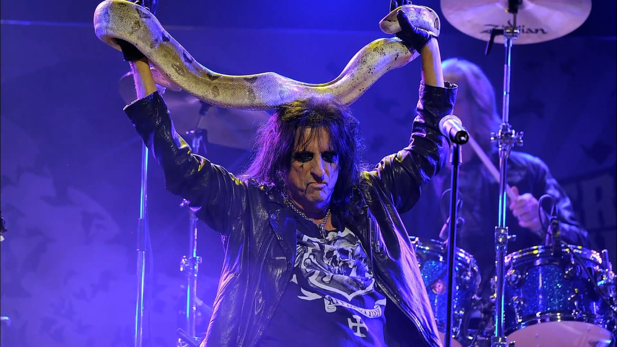 Legendarul star rock Alice Cooper a recunoscut că a fost dependent de alcool