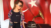 ALEXANDRA STAN s-a pozat în aeroport, dar toată lumea s-a uitat la ASTA! Nu mă întrebaţi...