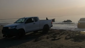 O mașină care a ajuns în mare, filmată pe o plajă din zona Mamaia Nord