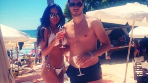 Este iubita unui fotbalist celebru, iar toti cred ca este femeia perfecta! Totusi, are defect fizic major!