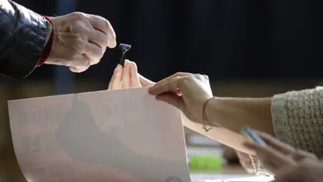 Personalul de la secția de votare a rămas fără grai! Ce scria în buletinul unui bărbat din Teleorman: imaginea a devenit virală
