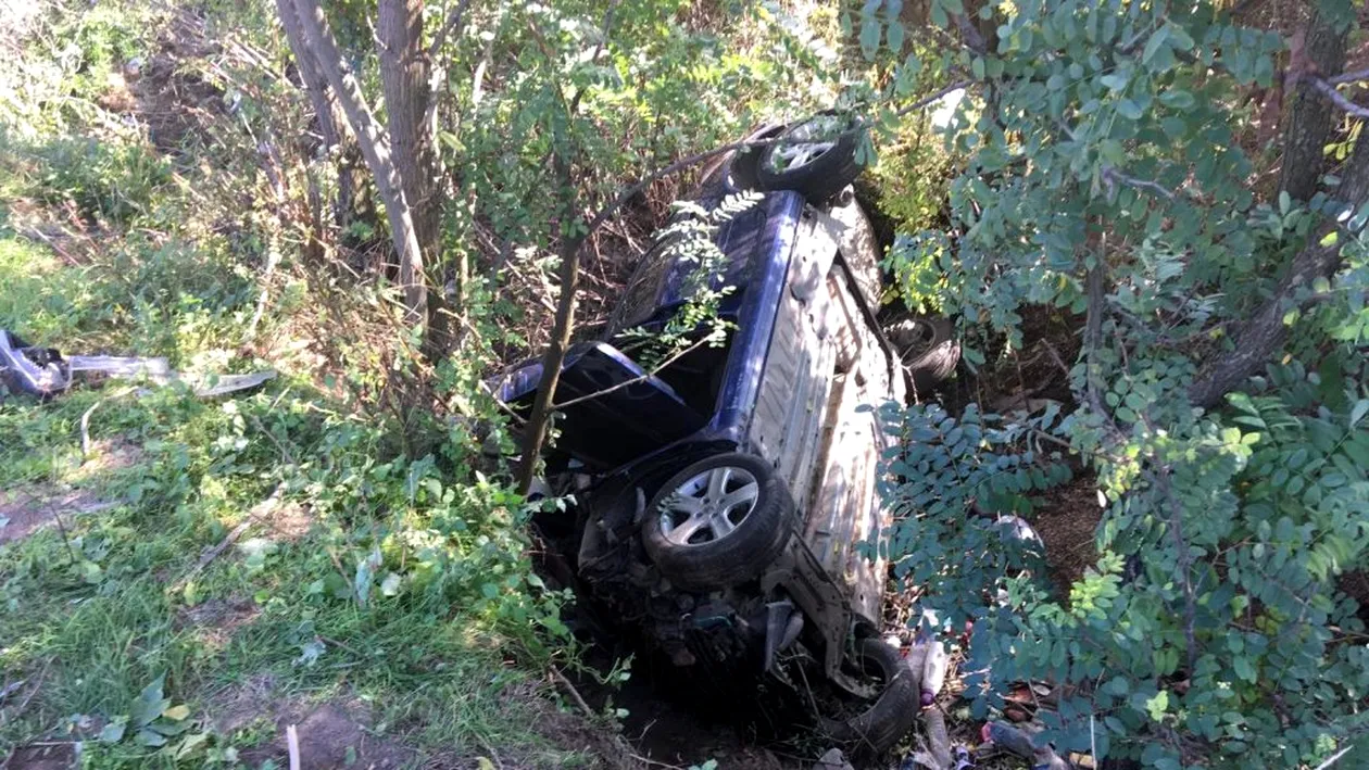 Doi tineri au murit după ce maşina în care erau s-a răsturnat într-o râpă din județul Vaslui