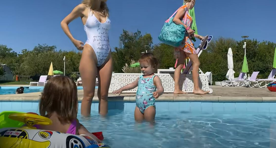 Andreea Bălan, gafă în timp ce se afla la piscină cu fiicele. I s-au văzut zonele intime prin costumul de baie alb și decupat | VIDEO