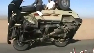 Cand nu mai ai ce face cu banii, te apuci de sporturi extreme! Uite cum se distreaza sauditii astia mergand cu jeep-ul pe doua roti prin desert - VIDEO UNIC!