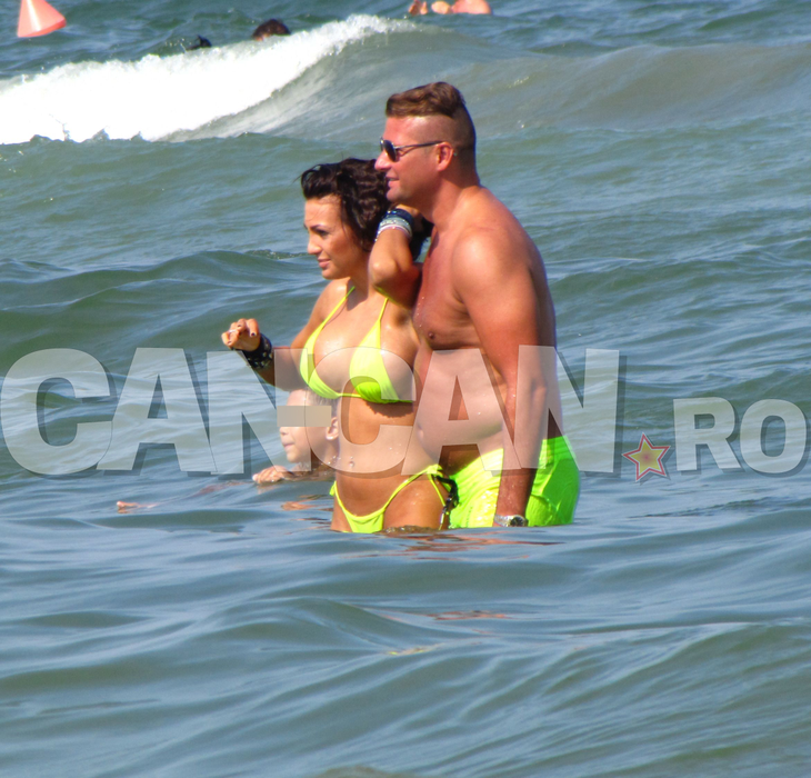 Celebra dansatoare de la ”Românii au Talent” a îmbrăcat un costum minuscul de baie! A ”dat foc” plajei cu funduleţul antrenat la bară!