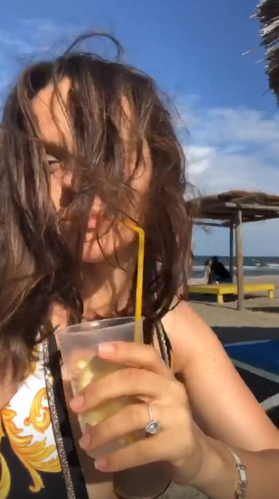 Cristina Șișcanu, criticată după ce a apărut în costume de baie sexy pe litoral. “Mai multă tonifiere nu ar strica”