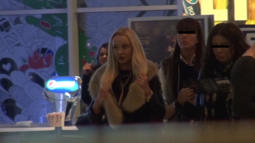 Denisa Botcari s-a “cafegit” cu prietenele la mall. Oglinda oglinjoara, cine-i cea mai selfie din tara?!