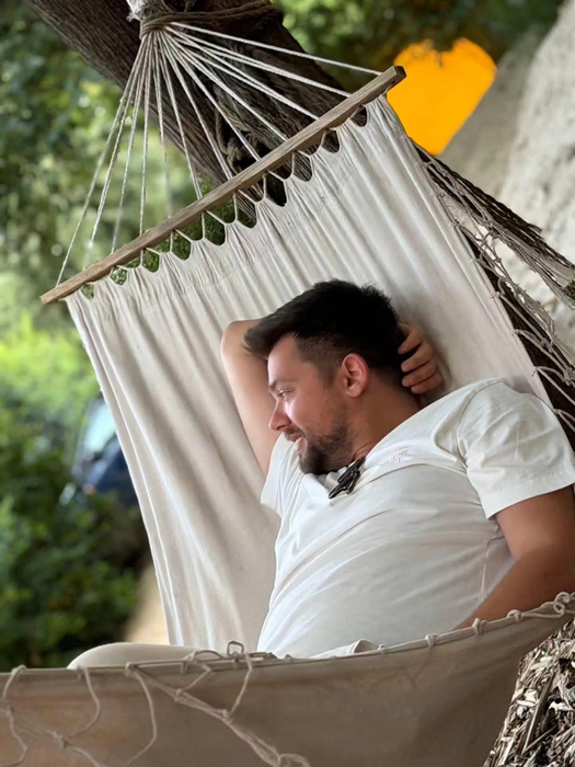 Marian Olteanu îi calcă pe urme lui Mihai Trăistariu. Actorul s-a combinat cu Lolita Cercel, artista generată cu AI: „Fizic e top”