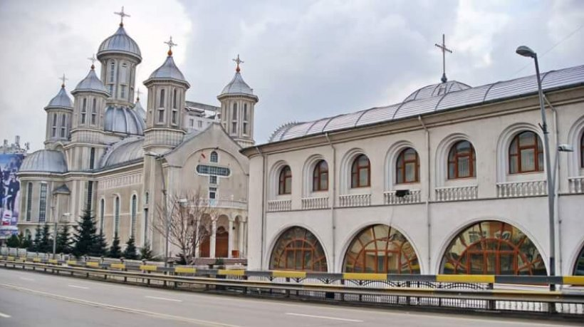 Îți dau lacrimile! Povestea preotului din Bacău care a hașurat curtea bisericii ca să fie respectată distanțarea socială