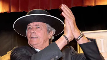Alain Delon pare ca nu imbatraneste - pus pe sotii si la 76 de ani!