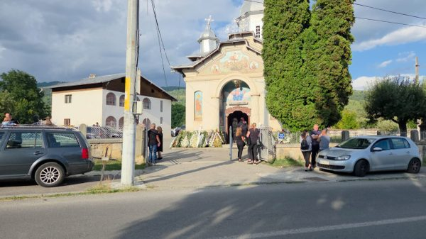Durere fără margini la înmormântarea celor patru tineri morți în Munții Iezer. Familiile i-au condus pe ultimul drum