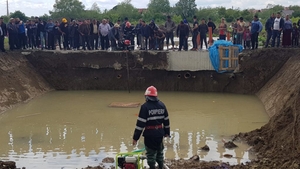Doi copii din Dâmbovița s-au înecat într-o groapă uriașă, plină cu apă de ploaie. Medicii au încercat în zadar să îi resusciteze