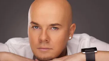 Morris trage din tare pentru un abdomen cu patratele! Tine regim si merge des la sala. Vezi ce alimente are in frigider