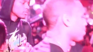 Chris Brown e generos! Da bacsisuri de 5.000 de dolari fiecarei stripteuse care ii danseaza in poala!