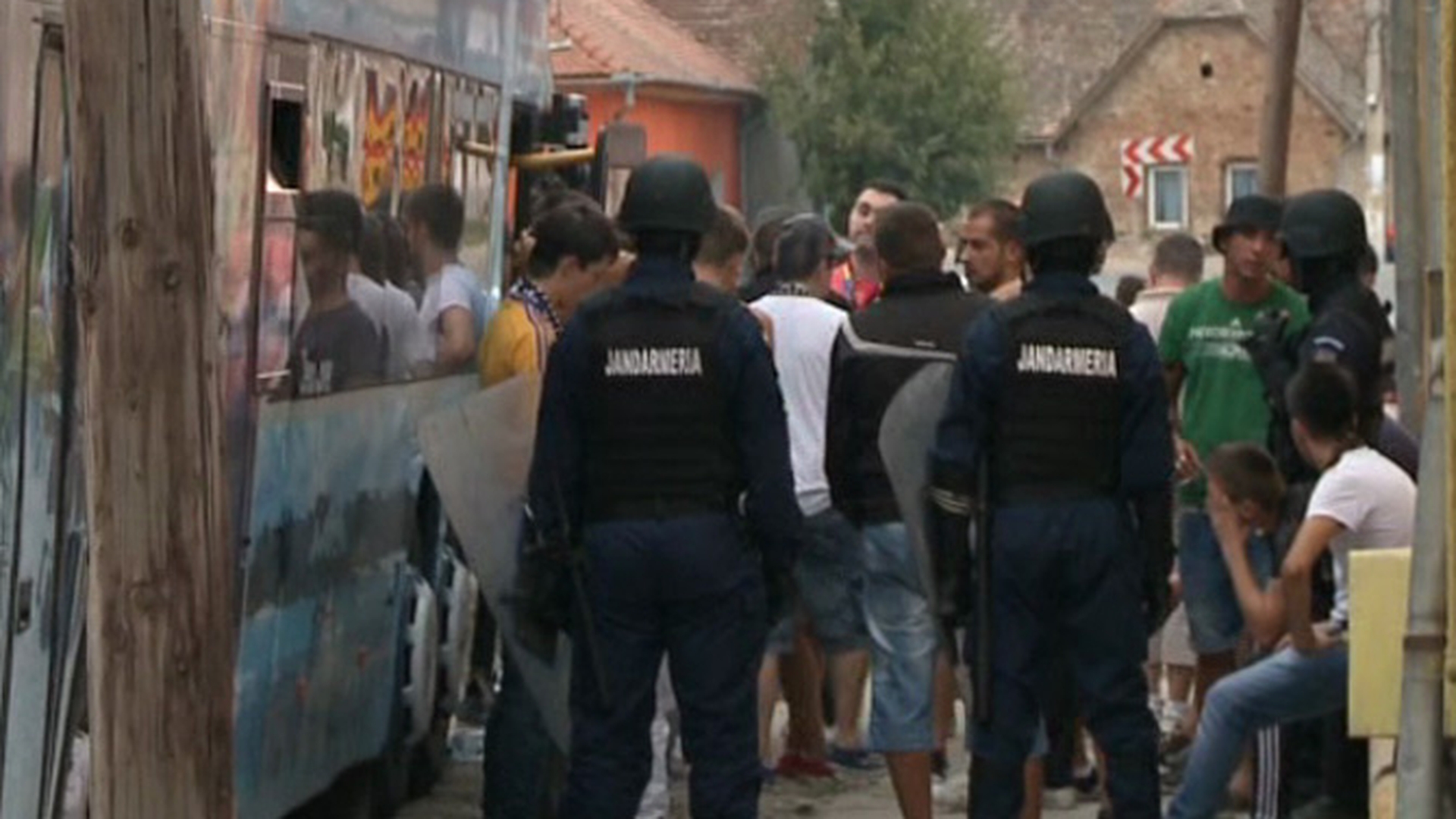Localnicii din Slimnic, ingroziti de suporterii Stelei: "Erau drogati, urlau ca niste salbatici"!