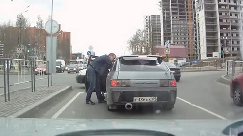 Corectie aplicata unui sofer indisciplinat in trafic! L-a blocat la semafor, i-a deschis portiera, iar apoi...