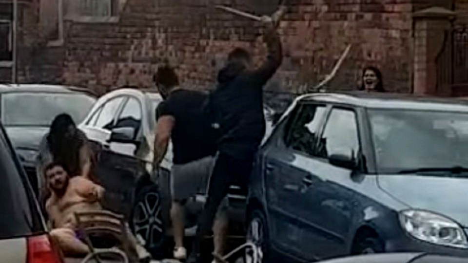 Spectacol sumbru oferit de clanurile de romi în Anglia! S-au bătut în plină strada și a fost nevoie de intervenția trupelor speciale