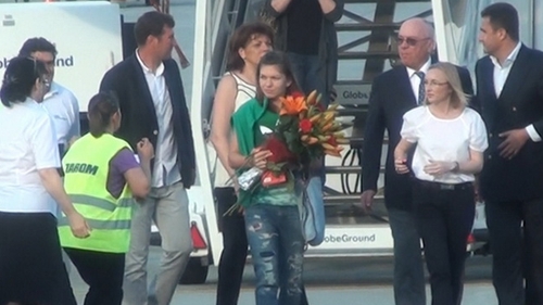 Brigada Simonei Halep, in actiune! Un alai de servitori a stat la cheremul campioanei la intoarcerea in tara!